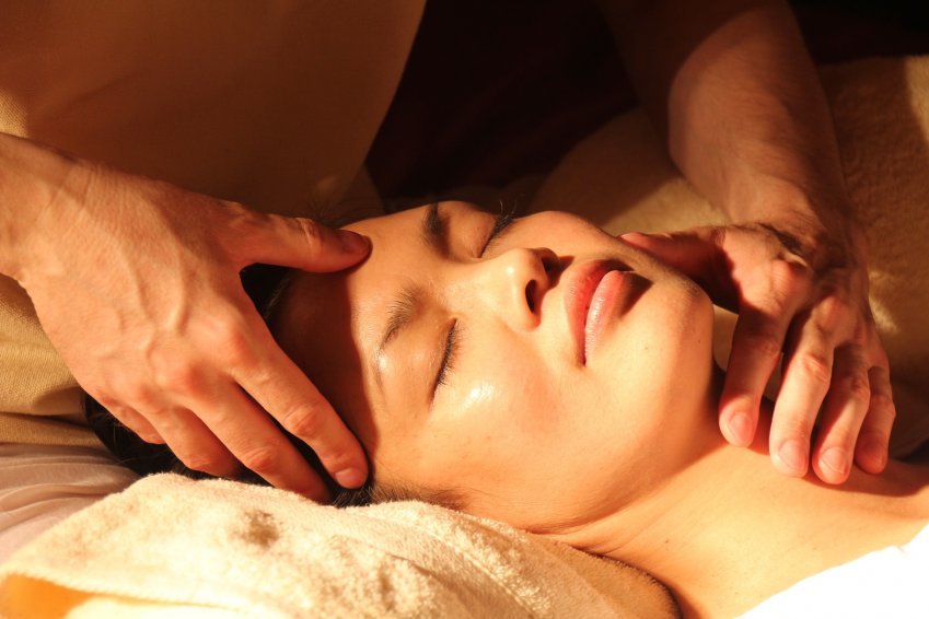 Mujer tratamiento facial reafirmante